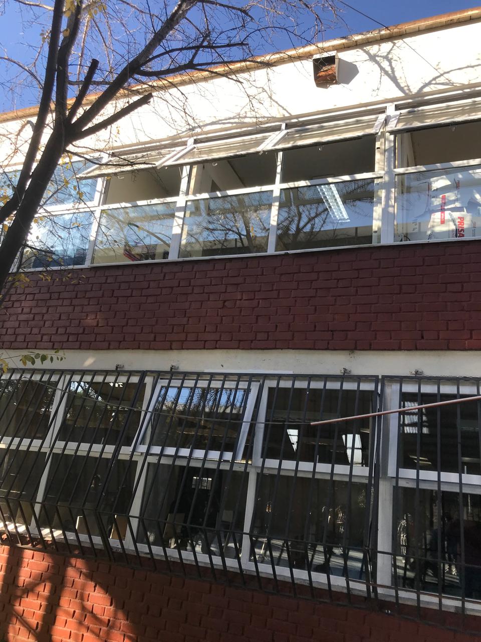 Corporación Educacional Tecnológica de Chile Moderniza Ventanas en el Liceo Pedro de Valdivia